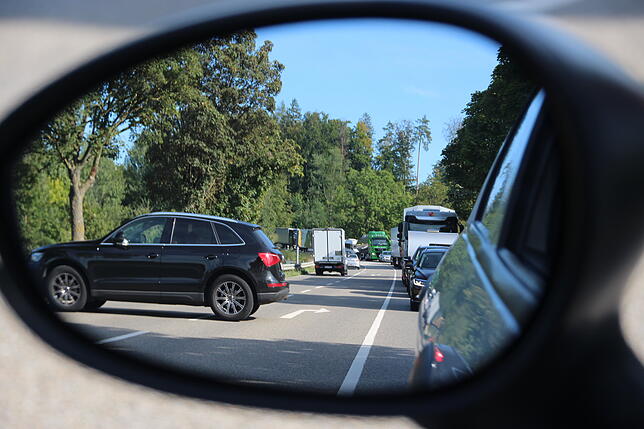 Viele Autofahrer verlieren im Stau die Geduld und wenden, um sich eine andere Route zu suchen.