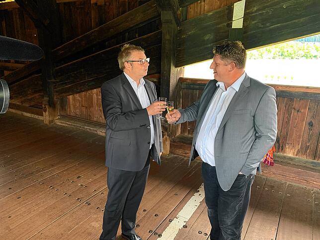Bürgermeister Alexander Guhl und Ammann Beat Käser auf der Holzbrücke.