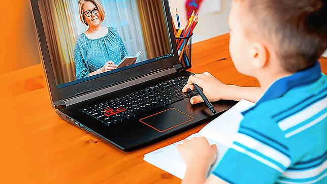 Auch für die Schüler der Raumschaft beginnt der Tag oftmals mit einer Videokonferenz mit den Klassenlehrern. Bild: shangarey &ndash; ...