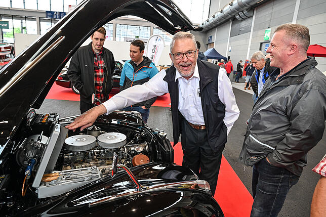 Für Oldtimerfans, die ihre eigenen Fahrzeuge ausstellen, war und ist die Messe ein jährliches Highlight. So wie für Paul Stampfer aus ...