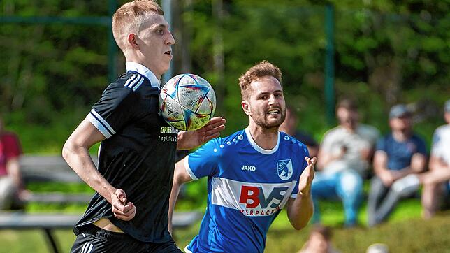 Unaufhaltsam: Der Laufenburger Benedikt Illmann (links) kann beim 3:1 auch nicht mehr vom Erzinger Felix Uhl gestoppt werden. Am Ende ...