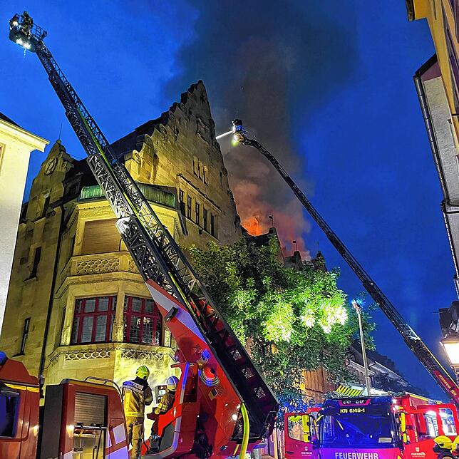 Mehr als 220 Einsatzkräfte kämpfen gegen den Großbrand und gehen dabei bis an die Grenzen in ihrer Leistungsfähigkeit.