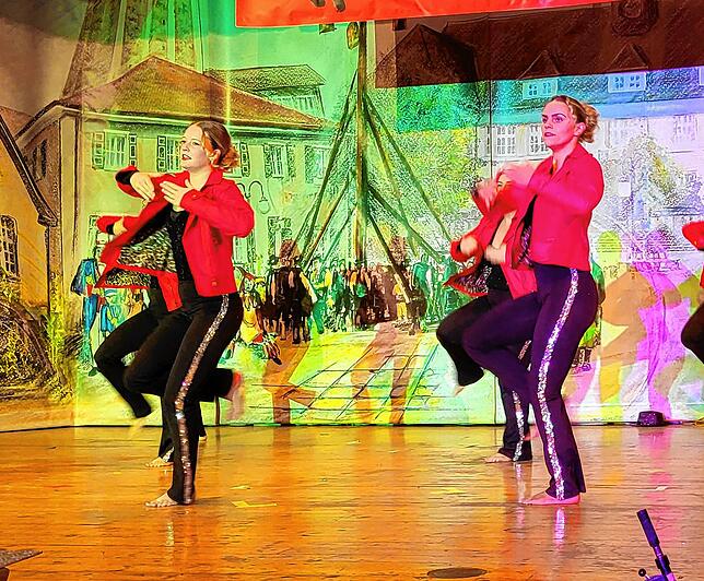 Die Randinis mit ihrem ausdrucksstarken Tanz zu den Klängen des King of Pop, Michael Jackson, aus der Eichendorffhalle eine Disco der ...