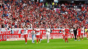 Spieler des SC Freiburg feiern trotz dem verlorenen Spiel mit ihren Fans den Einzug in den Europapokal.