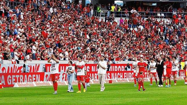 Spieler des SC Freiburg feiern trotz dem verlorenen Spiel mit ihren Fans den Einzug in den Europapokal.