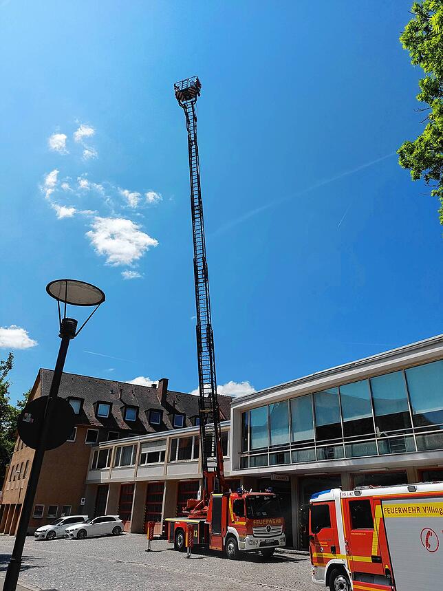 Die Drehleiter wird am Dienstag, 17. Juni, vor dem Feuerwehrhaus in Villingen ausgefahren und getestet.
