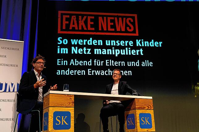 SÜDKURIER-Chefredakteur Stefan Lutz (l.) im Gespräch Andre Wolf.