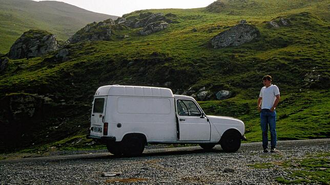 Martin Gruner 1989 mit seinem Renault „Anton“ auf der spanischen Seite der Pyrenäen in der Nähe des Col du Portalet.