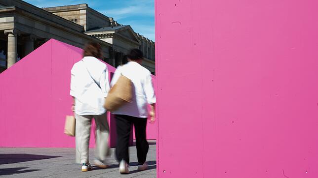 Zwölf Magenta-farbene Häuser stehen eine Woche am Stuttgarter Schlossplatz.