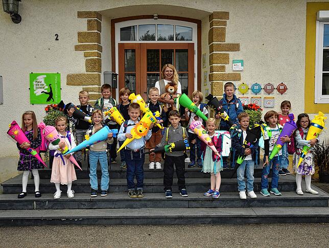 16 Kinder (6 Mädchen, 10 Jungen) besuchen die Klasse.Klassenlehrerin: Frau Annegret Freudig