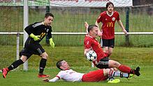 Rutschpartie: Manch Zweikampf sah gefährlicher aus, als er war. Hier lässt Sebastian Schmidt (unten) beim 1:2 des FC RW Weilheim beim FC ...