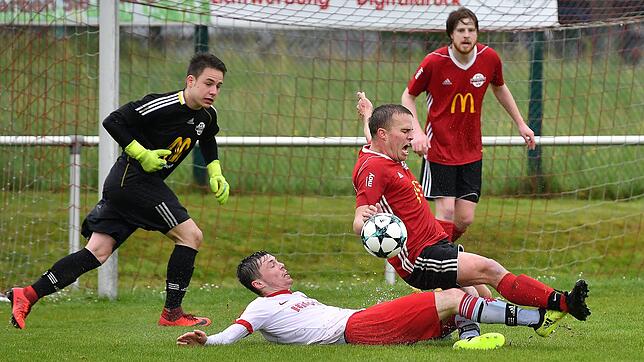 Rutschpartie: Manch Zweikampf sah gefährlicher aus, als er war. Hier lässt Sebastian Schmidt (unten) beim 1:2 des FC RW Weilheim beim FC ...
