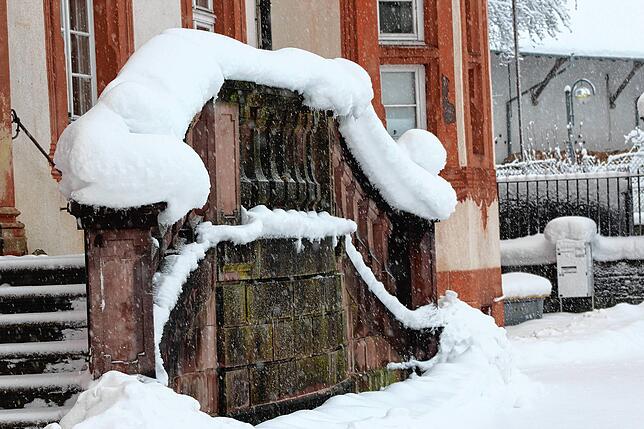 Bild 2: Es schneit und schneit: Schneepflüge und Schneeschieber haben in Bonndorf Hochkonjunktur