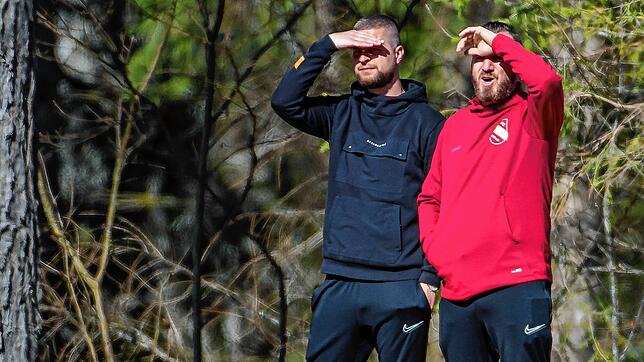 Wohin geht die Reise: Trainer Matthias Hertweck und Co-Trainer Turan Bauknecht (rechts) arbeiten im dritten Jahr beim FC Bergalingen und ...
