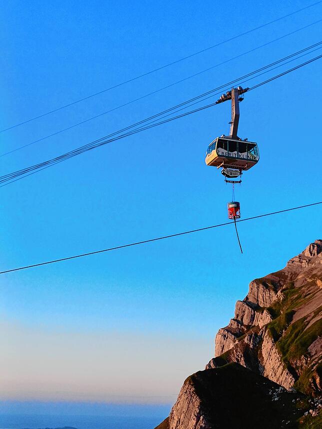 Mit einem Seilzug transportiert das Team Beton zur Baustelle auf 2100 Meter Höhe.
