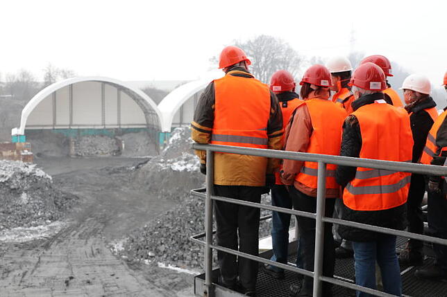 Ausblick auf das Lager des Aluminiumwerks. In diesem Jahr soll eine neue Einhausung für Salzschlacke entstehen.