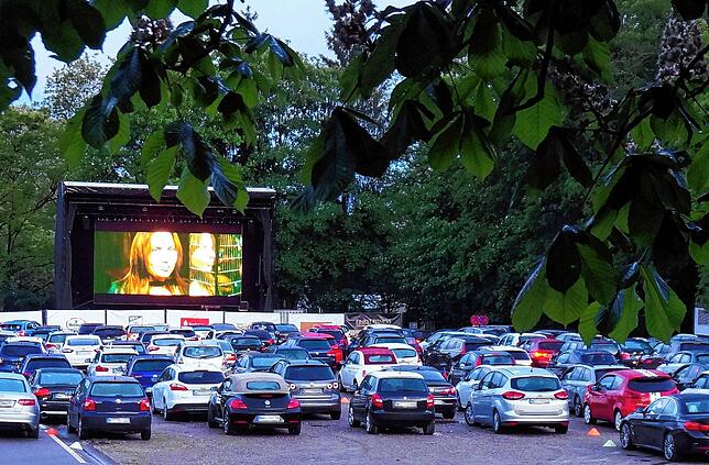 Blick auf den Waldshuter Chilbiplatz am Samstagabend: Beim Autokino des VfB Waldshut blicken die Zuschauer auf eine 45 ...
