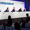Bundesgesundheitsminister Jens Spahn (mitte) spricht bei der Präsentation der offiziellen Corona-Warn-App. Die Bundesregierung setzt auf ...