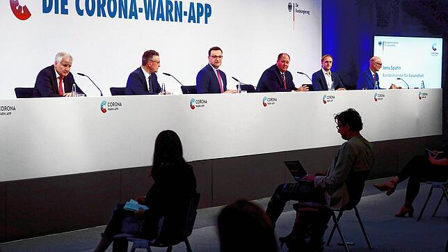Bundesgesundheitsminister Jens Spahn (mitte) spricht bei der Präsentation der offiziellen Corona-Warn-App. Die Bundesregierung setzt auf ...