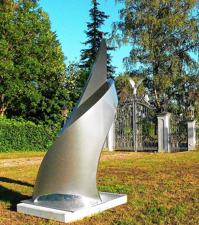 Geschwungen: Die Stahlsplastik &bdquo;Symbiose&ldquo; von Heinz Aeschlimann.