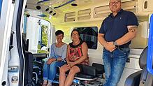 Barbara Reiß, Sandra Diemand und Mario Steffens (von links) freuen sich, dass der Wünschebus Südbaden nun einsatzbereit ist.