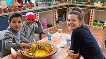 Gleich bei der Ankunft wurde Luisa von den Kindern zum Couscous eingeladen, das wie in Marokko üblich mit den Fingern der rechten Hand ...
