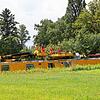 Ein Reparaturtriebwagen mit Hubbühnenausleger und vier Bahnmitarbeitern ist auf der gesperrten Strecke bei Allensbach unterwegs. Viele ...