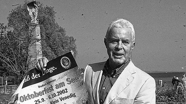 Siegfried Einhart mit dem Plakat des ersten Konstanzer Oktoberfestes aus dem Jahr 2002. Auch das organisierte er.