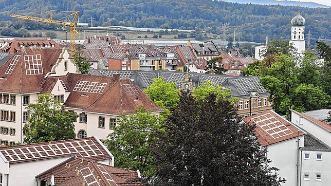 Das Stadtbauamt hat per Fotomontage viele Dächer der Oberstadt mit Photovoltaik-Anlagen belegt. Im Planungsausschuss gingen die ...