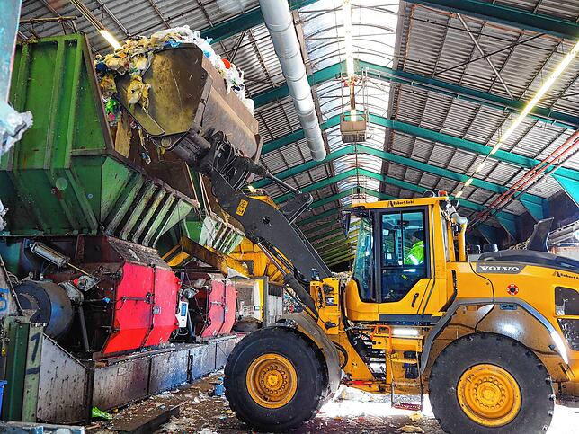 In Halle 9 wird der Inhalt der Gelben Säcke in riesige Schredder verladen.
