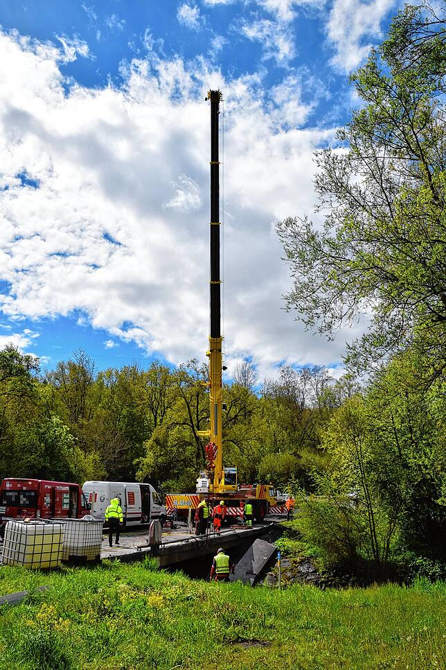 Das Kranfahrzeug am späten Mittwochmorgen im Einsatz.