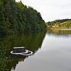 Hinweise auf eine Verschmutzung der Wasseroberfläche sind auf dem Neuweiher bei Daisendorf nicht mehr zu sehen. Nur die weiße Ölsperre ...