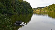 Hinweise auf eine Verschmutzung der Wasseroberfläche sind auf dem Neuweiher bei Daisendorf nicht mehr zu sehen. Nur die weiße Ölsperre ...
