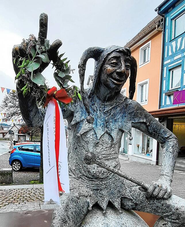 D‘Nelleburgere Sophie Schubert hat den Hans-Kuony-Brunnen auf den Schmotzigen Dunschtig hin geschmückt.