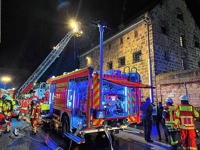 Großeinsatz der Feuerwehr am frühen Morgen des 23. Dezember 2022 vor der Justizvollzugsanstalt Rottweil. In einer Zelle brennt es.