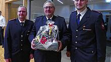 Nach 38 Jahren als Gerätewart geht Gerhard Sauter (Mitte) in den Ruhestand. Er wurde während der Hauptversammlung der Meßkircher Wehr ...