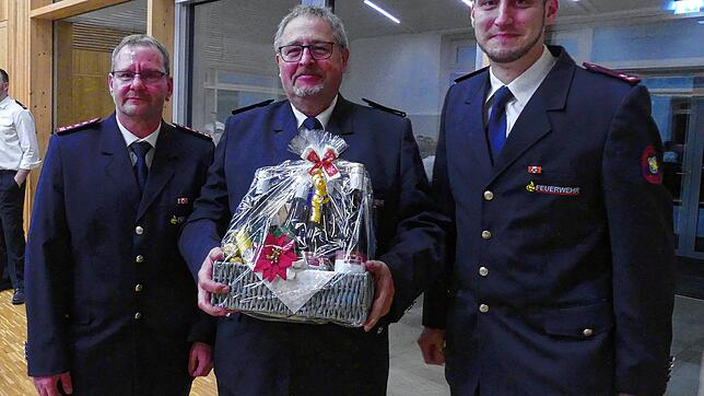 Nach 38 Jahren als Gerätewart geht Gerhard Sauter (Mitte) in den Ruhestand. Er wurde während der Hauptversammlung der Meßkircher Wehr ...