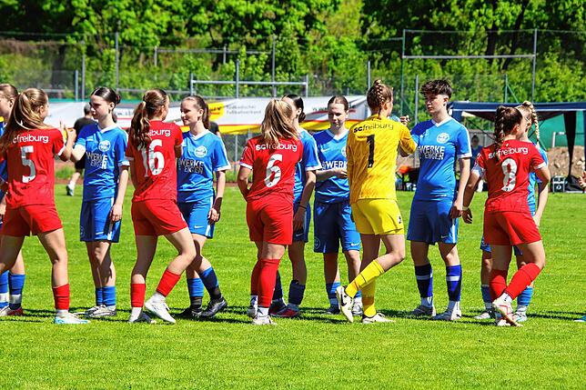 Bild 1: B-Juniorinnen des Hegauer FV unterliegen dem SC Freiburg! Das sind die Bilder des Endspiels