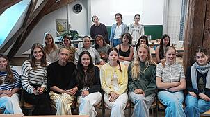 Schriftstellerin Christa Ludwig (hinten links) hält in der Klasse 10a der Heimschule Kloster Wald eine besondere Unterrichtsstunde.