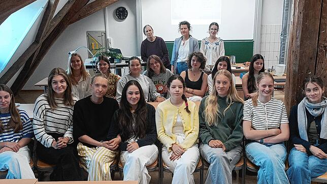 Schriftstellerin Christa Ludwig (hinten links) hält in der Klasse 10a der Heimschule Kloster Wald eine besondere Unterrichtsstunde.