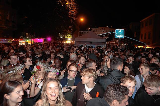 Bild 7: Konstanzer Weinfest 2025: Der Stephansplatz ist voll und die Stimmung prima