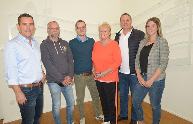 Jens Neumann freut sich mit für die Empfänger der Pfanspenden-Aktion: Christian Verdi (Förderstifung Musikschule), Claudius Schmid ...