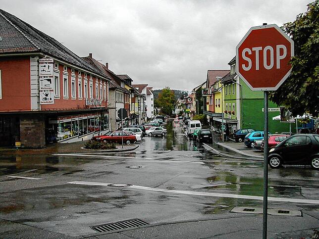 So sah die Goethestraße bis etwa 2007 aus. An der Ecke zur Stabelstraße war der Eingang zum Eisen-Pfeiffer. Entlang der Goethestraße ...