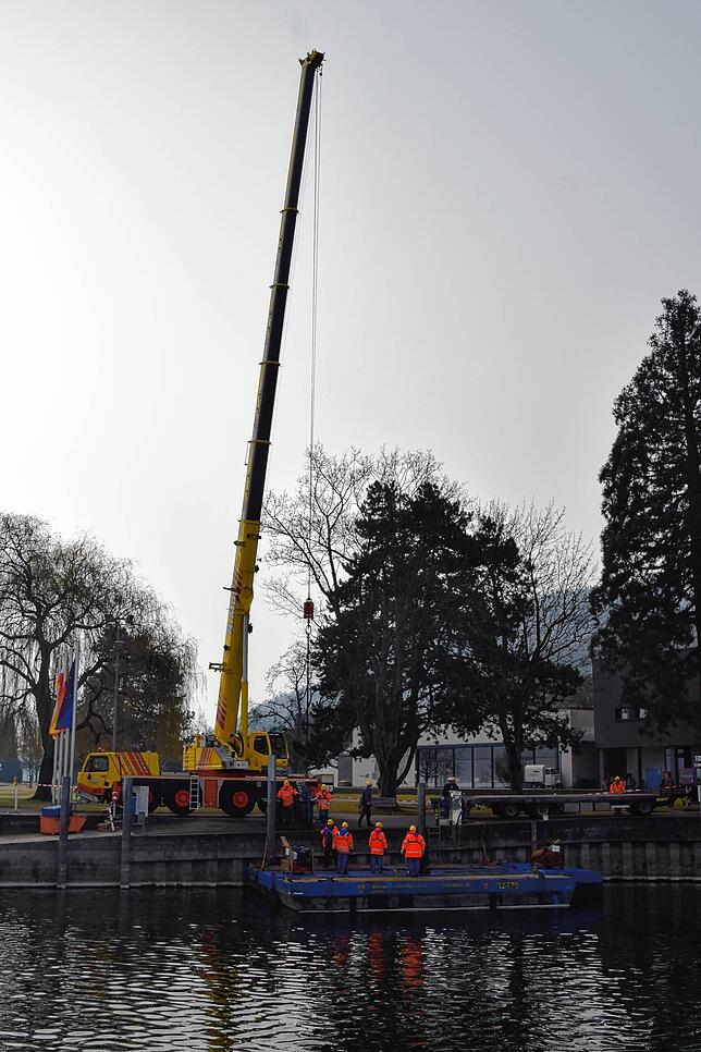 Bild 14: Bilder vom Zusammenbau einer Bohrplattform im Bodmaner Hafen