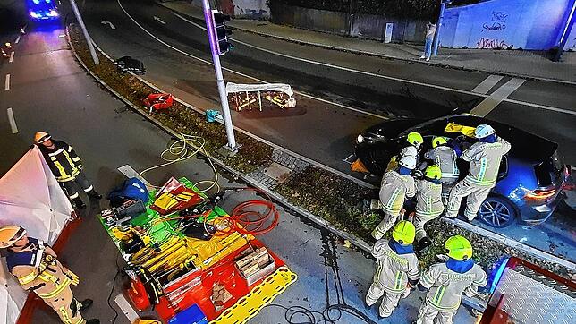 Nach einem Unfall war der Sternenplatz zeit- und teilweise gesperrt. Die Feuerwehr hatte parallel zu dem Einsatz auch einen Sichtschutz ...