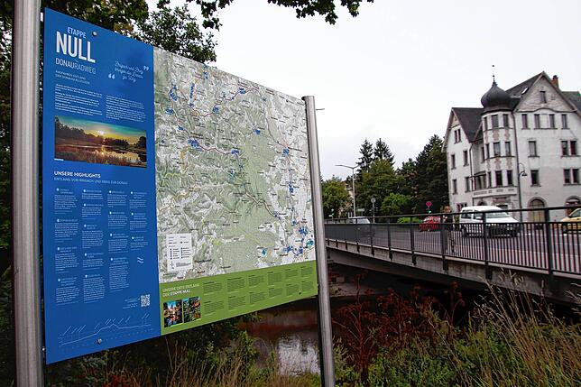 Diese neu errichtete Tafel an der Bertholdstraße bei der Luisenbrücke zeigt auf einer Karte den Verlauf der „Etappe 0“ des ...