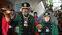 Der Bodmaner Narrenpolizist (Napo) Dave Weimann und der kleine Napo Quentin Boesen sorgen für Ordnung.