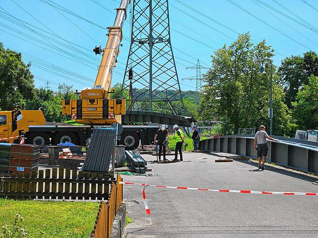 Bild 2: Die neue Brücke über die Schlücht ist da! Das sind die Bilder vom Aufbau