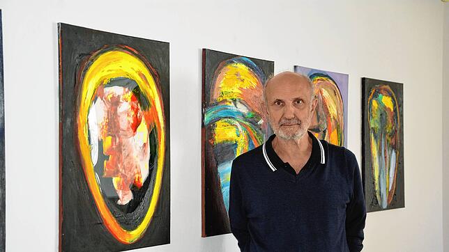 Wolfgang Faller mit seinen Kopfbildern, die in Tuttlingen zu sehen sind. Foto: Simon