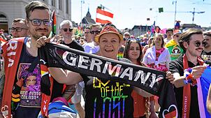 Deutschland-Fans bei der Parade zur Eröffnungsfeier des 69. Eurovision Song Contests (ESC) in Basel.